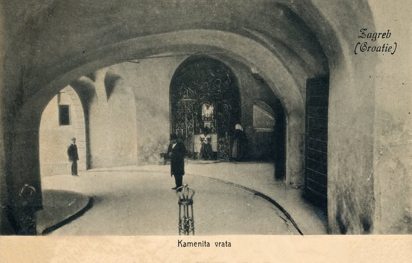 Kamenita vrata, prije početka postavljanja ploča zahvale Majci Božjoj od Kamenitih vrata 1906. godina